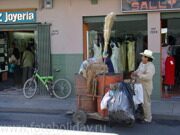 Уборщик улиц. Обратите внимание на чистоту костюма. Мексика, 2005г.