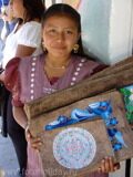 Мексиканская девочка - продавщица сувениров. Пуэбла, Мексика.