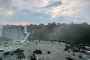 Водопады Игуасу на закате.